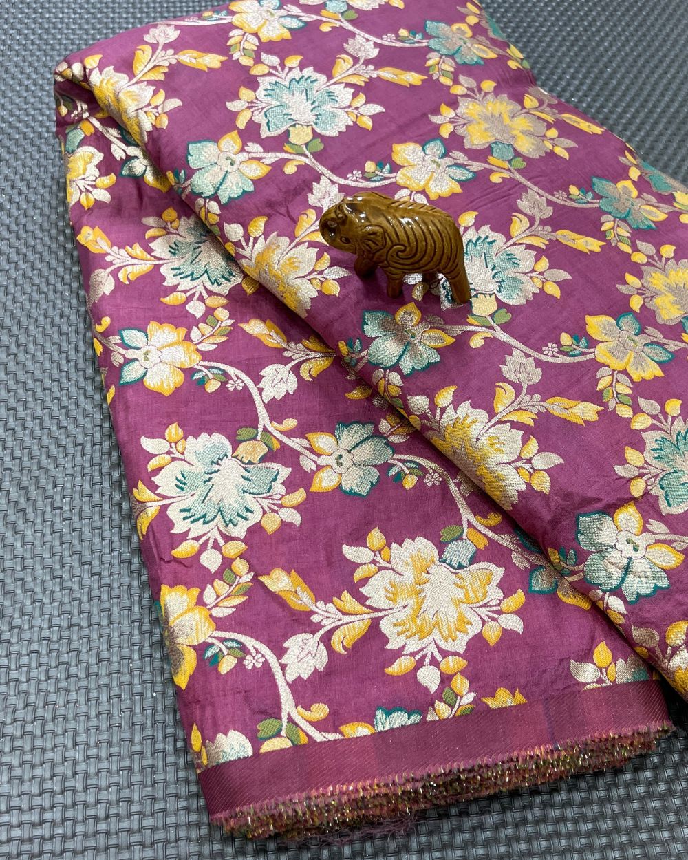 Jacquard Brocade Onion Pink Colour 45 Inches Width