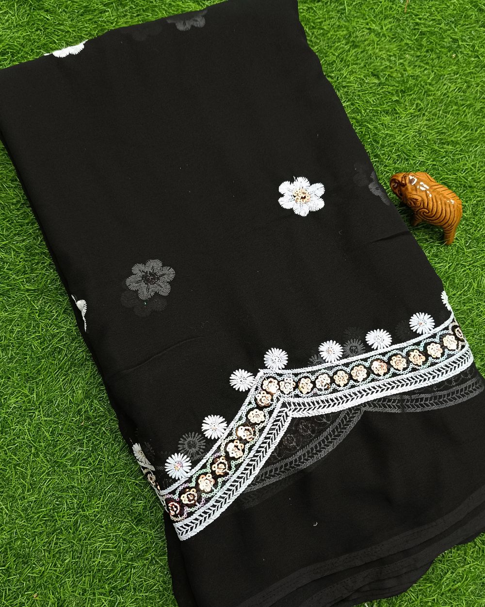 Cutwork Border Georgette Work Black Colour 43 Inches Width